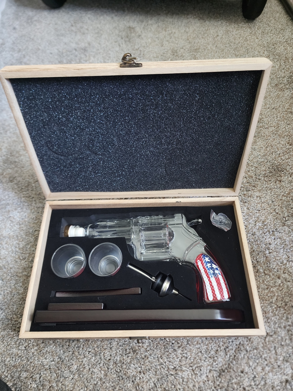 Oaksea American Pistol Decanter Set In Decorative Box With Shot Glasses